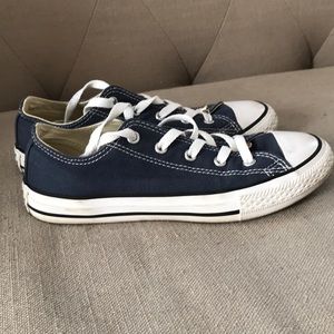 Girls navy blue low top converse all star
